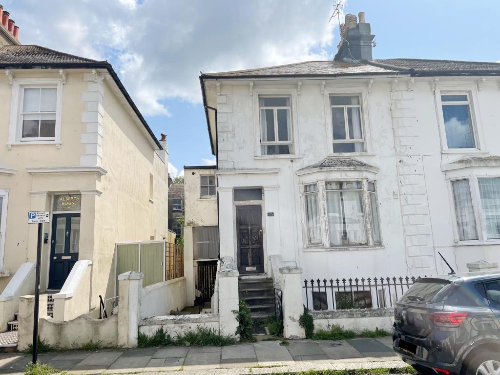 Lot: 42 - TWO-BEDROOM LOWER GROUND FLOOR FLAT WITH PATIO - Front elevation